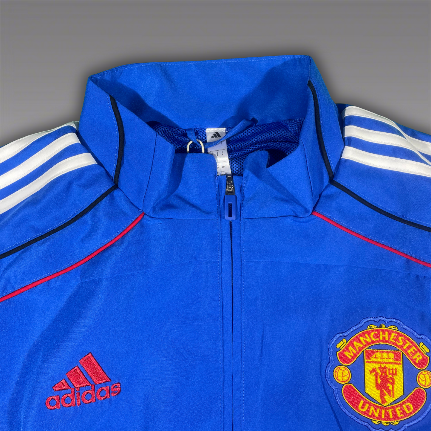 Adidas, ManchesterUnited retro tracksuit, vintage tracksuit, retro fußball trainingsanzug, vintage fußball trainingsanzug, adidas retro tracksuit, nike vintage tracksuit, tracksuit outfit, original tracksuit, authentische tracksuits, oldschool tracksuit, vintage fußball sportanzug, retro jogginganzug, premium vintage tracksuit, tracksuit rarität, trainingsanzug retro 90er, retro tracksuit deutschland, retro tracksuit kaufen, vintage fußballtrikot, original, fußball