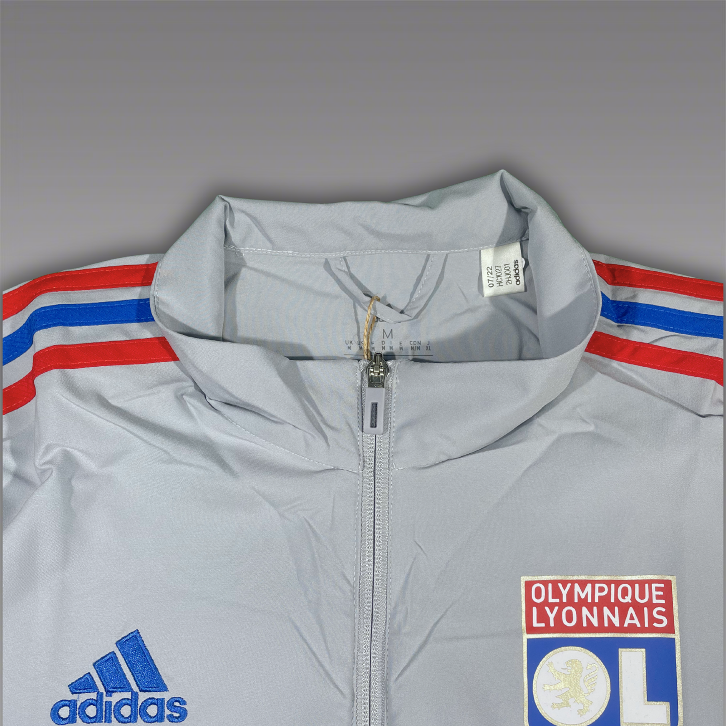 Olympique Lyon Trackjacket Jacke Adidas Vintage, kikivintage pashanim, vintage tracksuit, retro fußball trainingsanzug, vintage fußball trainingsanzug, adidas retro tracksuit, nike vintage tracksuit, tracksuit outfit, original tracksuit, authentische tracksuits, oldschool tracksuit, vintage fußball sportanzug, retro jogginganzug, premium vintage tracksuit, trainingsanzug retro 90er, retro tracksuit deutschland, retro tracksuit kaufen, vintage fußballtrikot, marseille, lyon, coole tracksuits