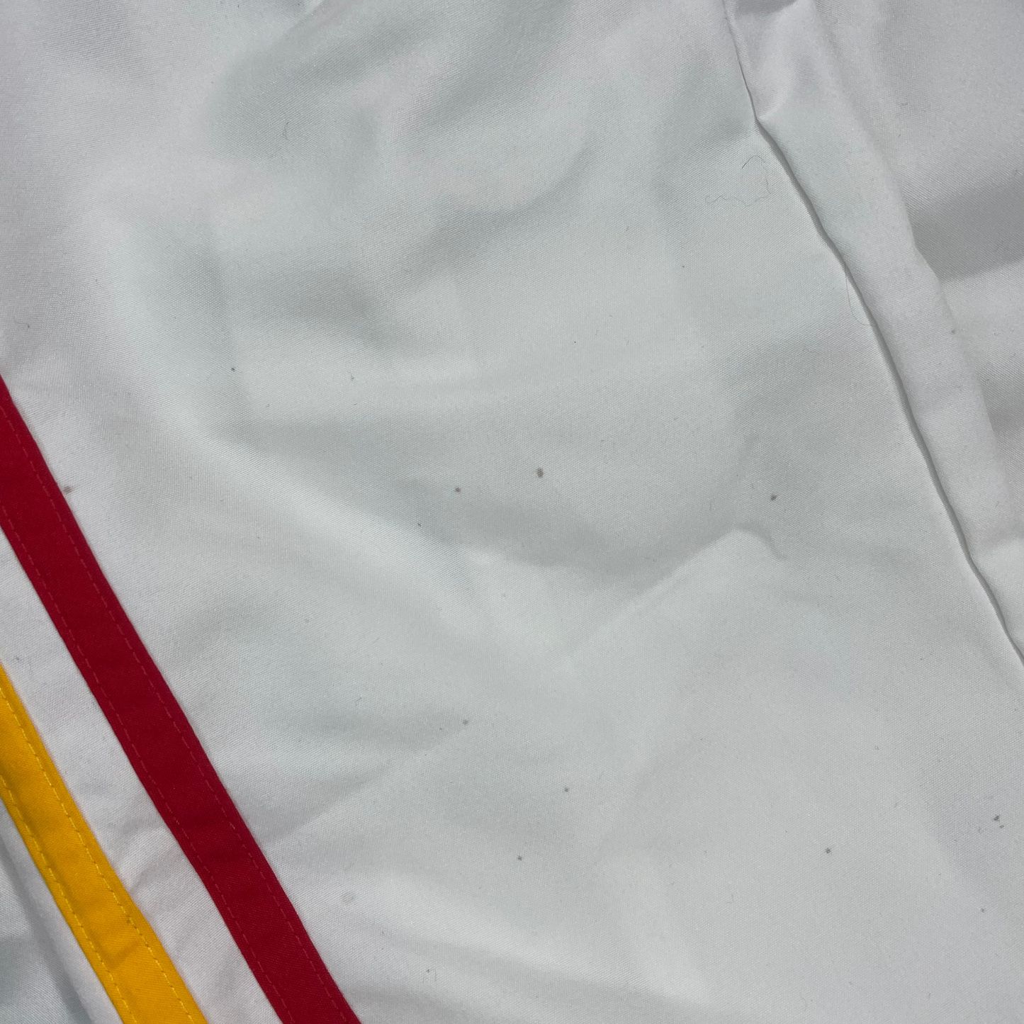 Retro Spanien Jacke WM 2010 Vintage Original Tracksuit, Jacke weiß gelb rot, retro tracksuit, vintage tracksuit, retro trainingsanzug, vintage trainingsanzug, retro tracksuit, vintage tracksuit, tracksuit outfit, tracksuit komplett, original tracksuit, authentische tracksuits, oldschool tracksuit, vintage sportanzug, retro jogginganzug, limited tracksuit drop, premium vintage tracksuit, 100% authentisch, original, günstig, kikivintage