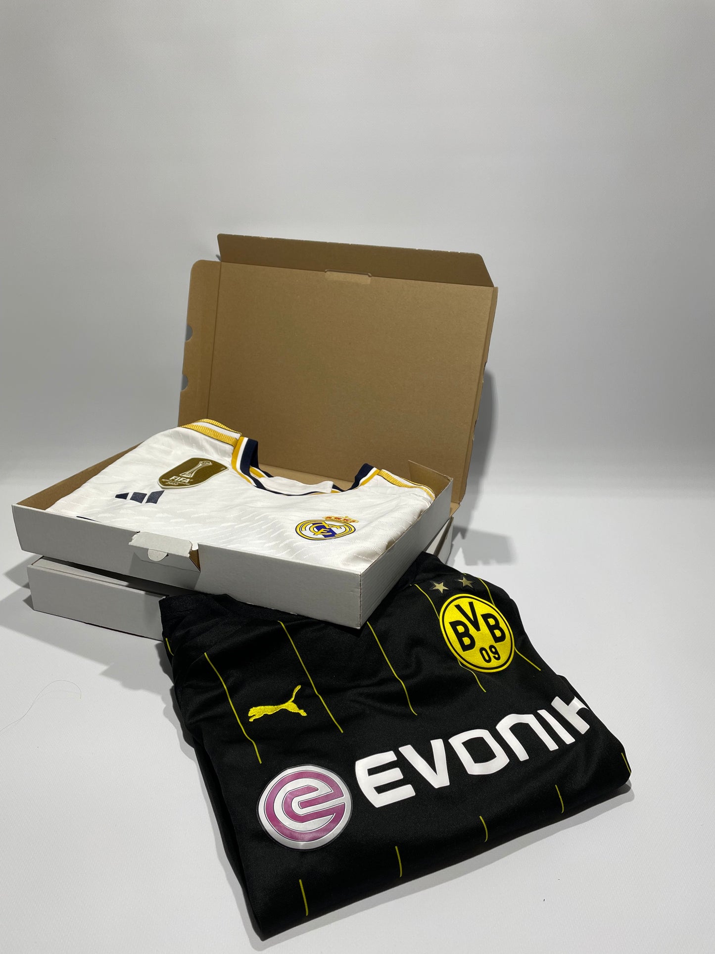 mysterybox fußball mysterybox, trikot mysterybox, eine trikot mysterybox zum öffnen mit einer fifa packopening animation. legendäre trikots, retro jersey, real madrid trikot, bvb trikot