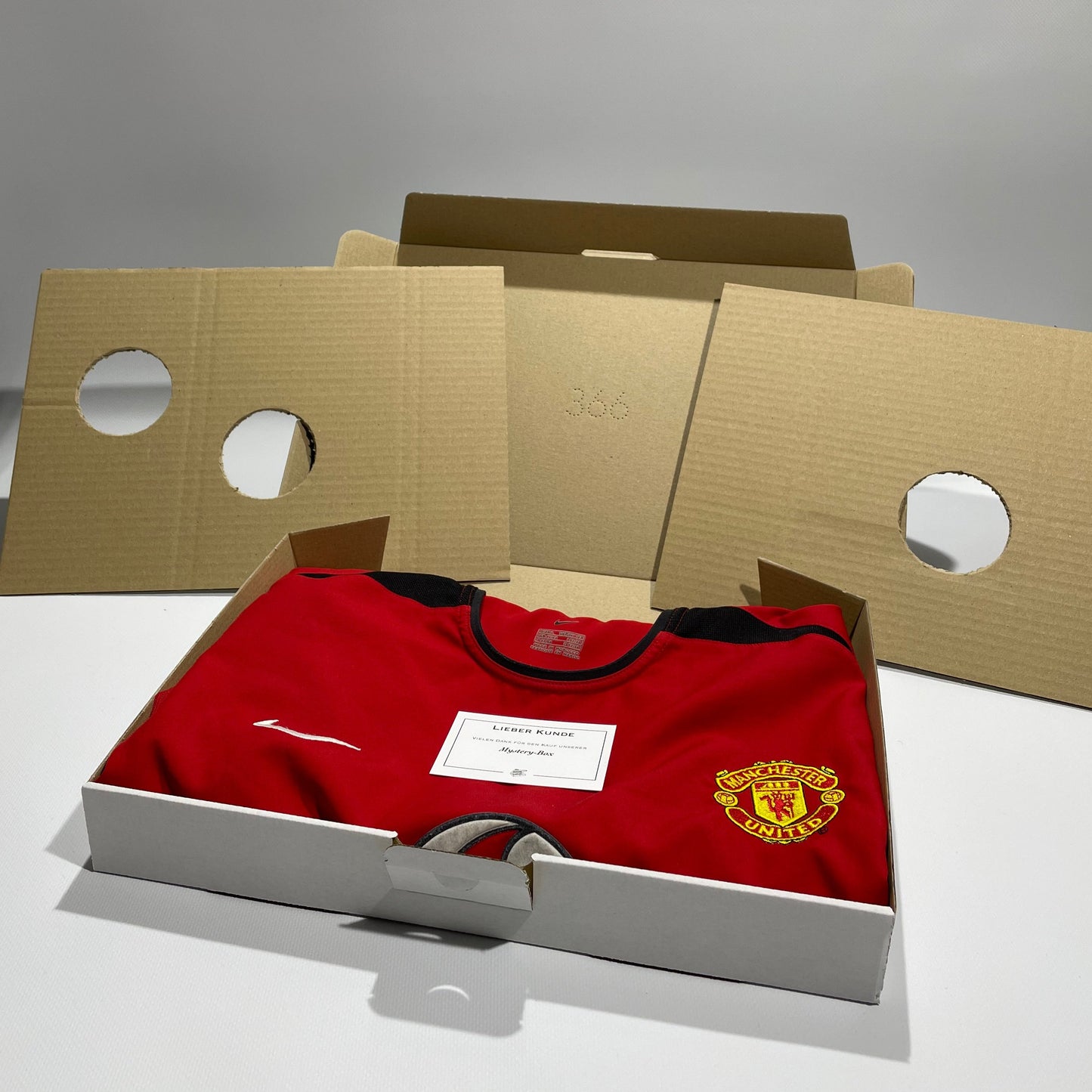 mysterybox fußball mysterybox, trikot mysterybox, eine trikot mysterybox zum öffnen mit einer fifa packopening animation. legendäre trikots, retro jersey, manchester united ronaldo trikot, Mystery Box Fußballtrikot, 100% originale Trikots, neues und originales Trikot, Vintage Mystery Box – Fußballtrikot, vintage trikots, retro trikots, originale retro trikots, championsleague, real madrid, mancity, fc barcelona, messi, lamine yamal, mbappe