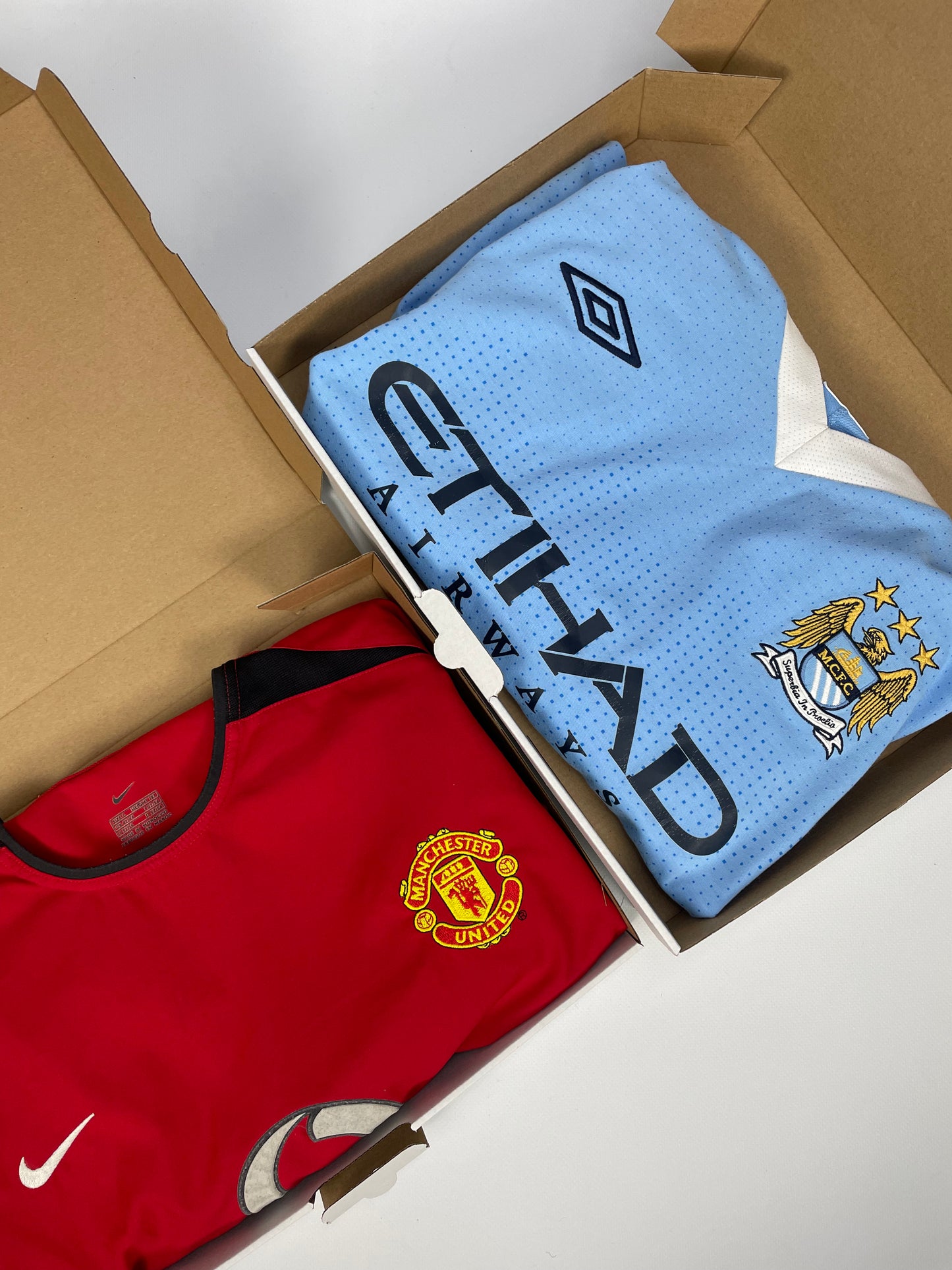 mysterybox fußball mysterybox, trikot mysterybox, eine trikot mysterybox zum öffnen mit einer fifa packopening animation. legendäre trikots, retro jersey, mancity retro trikot